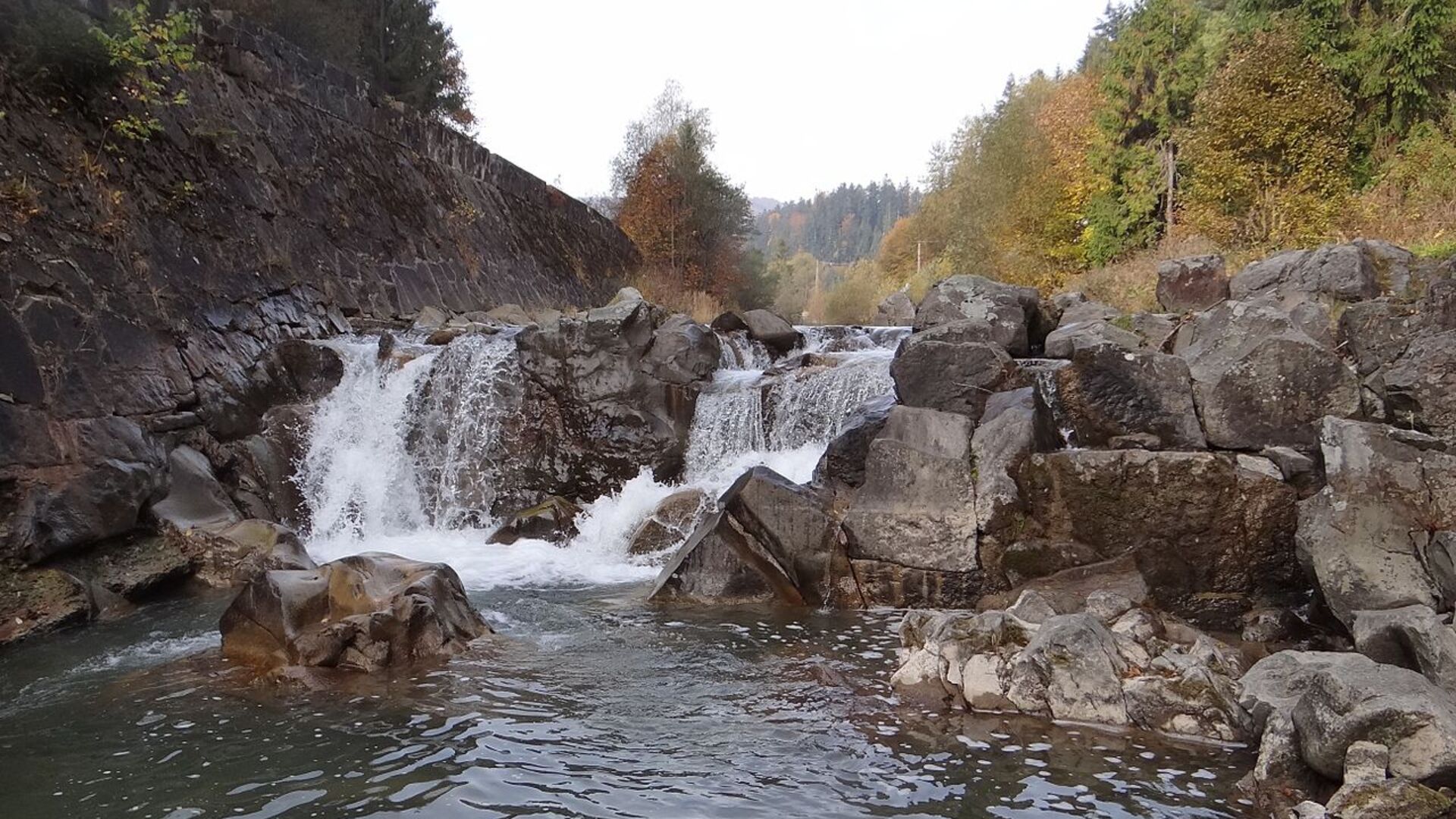 Wodospad zwany Spadem w Szczawie