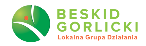 Logo BESKID GORLICKI Lokalna Grupa Działania - zielony okrąg z białymi perłami roslin napis BESKID GORLICKI w kolorze jasno zielonym a Lokalna Grupa Działania w kolorze pomarańczowym