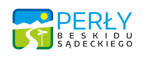 Logo PERŁY BESKIDU SĄDECKIEGO - kwadratowy znaczek z kreskówkowym widokiem - niebo słońce góry i biała ścieżka na zielonym tle z białym drogowskazem
